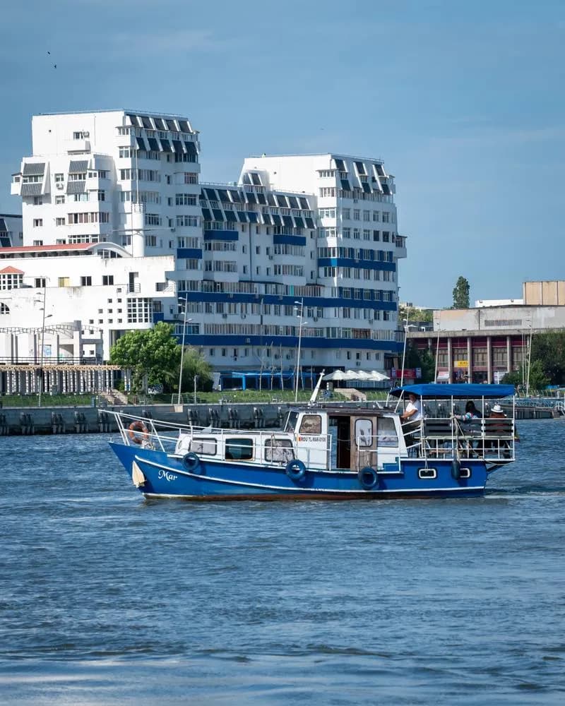 Excursii cu Ambarcațiune Lentă în Delta Dunării