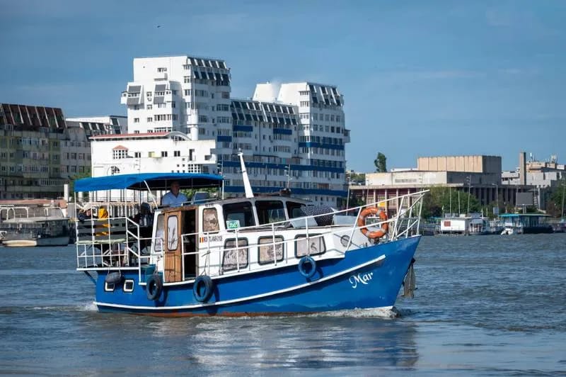 Excursie lenta 3-4 ore in  Deltei Dunării cu vaporașul MAR!