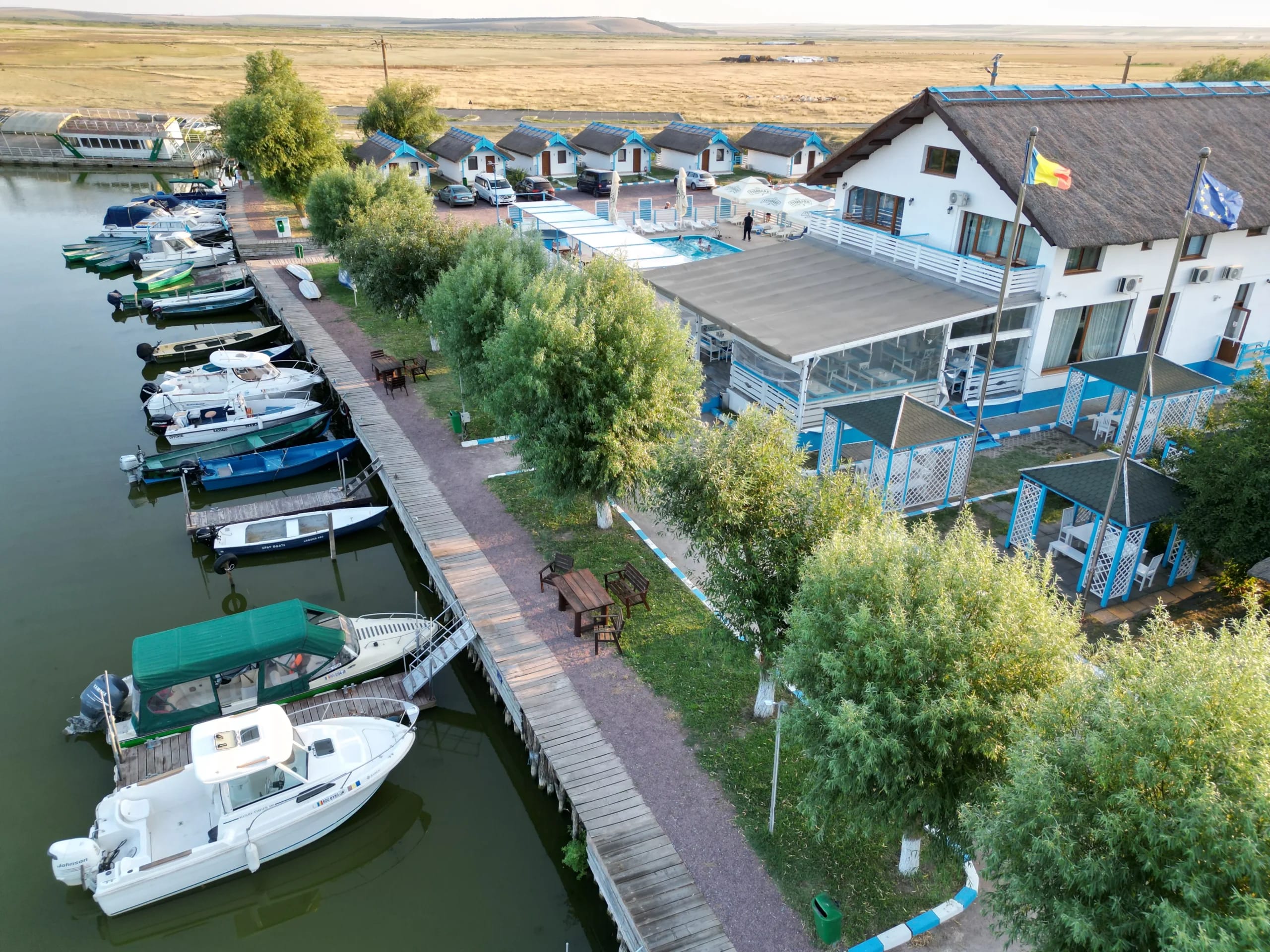 Camere duble/twin în pensiune cu vedere către lac