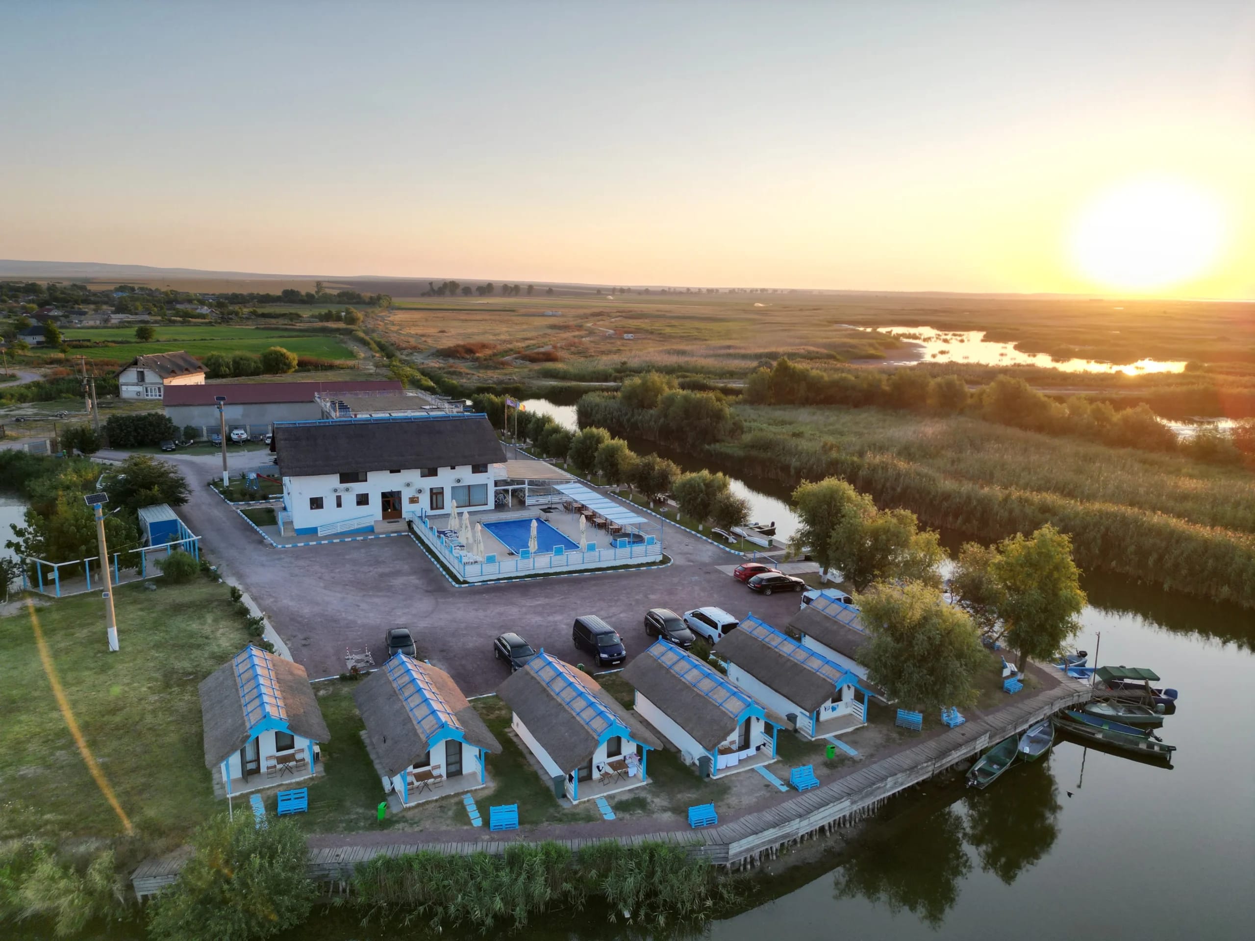 Căsuțe în grădină, pe malul lacului