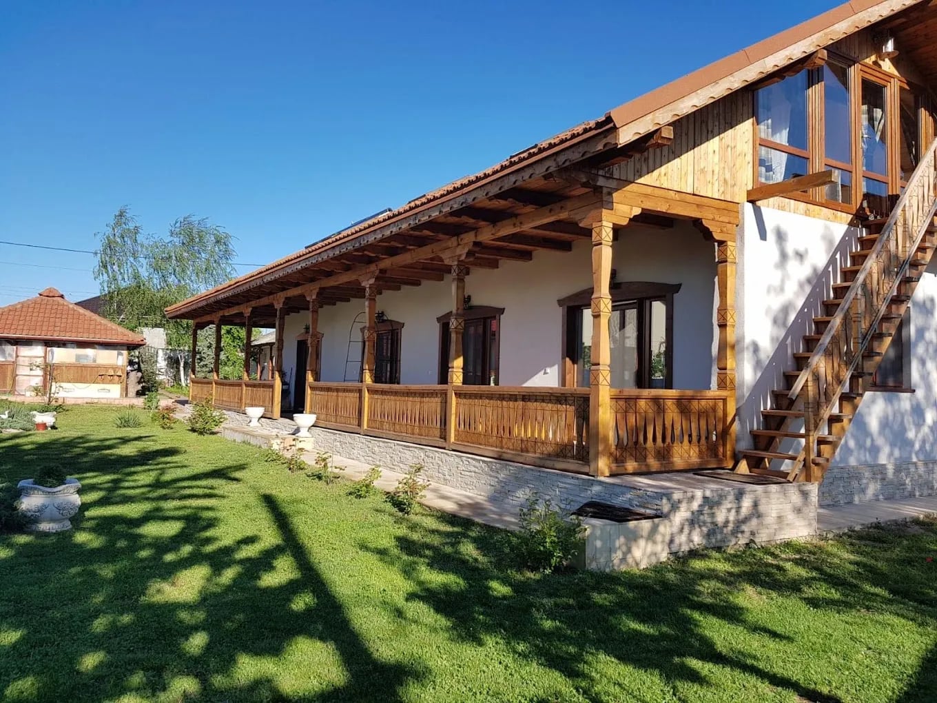 Casă tradițională românească cu pridvor din lemn.