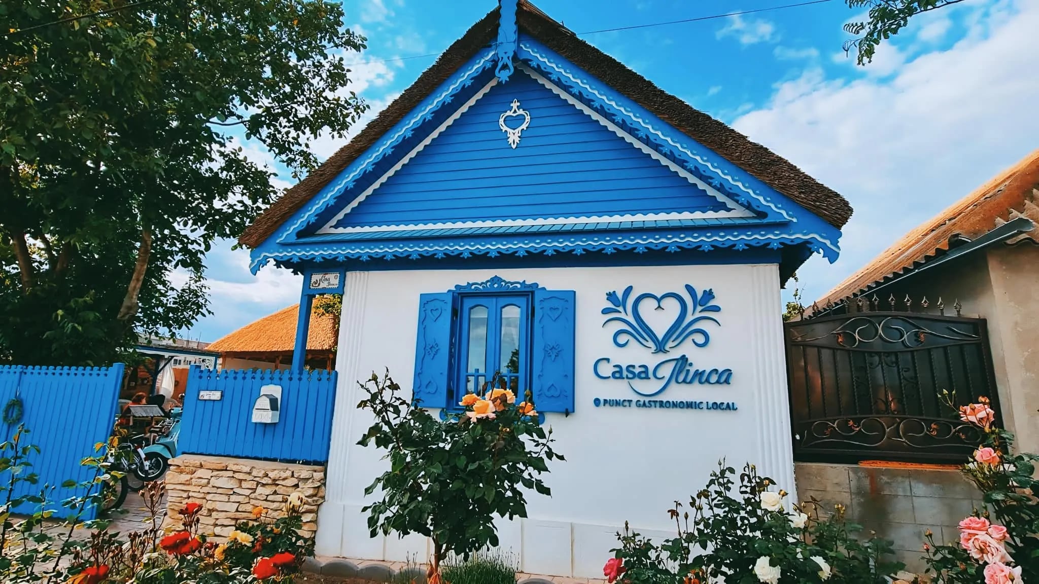 Casă tradițională albastră decorată, Casa Jinca, România