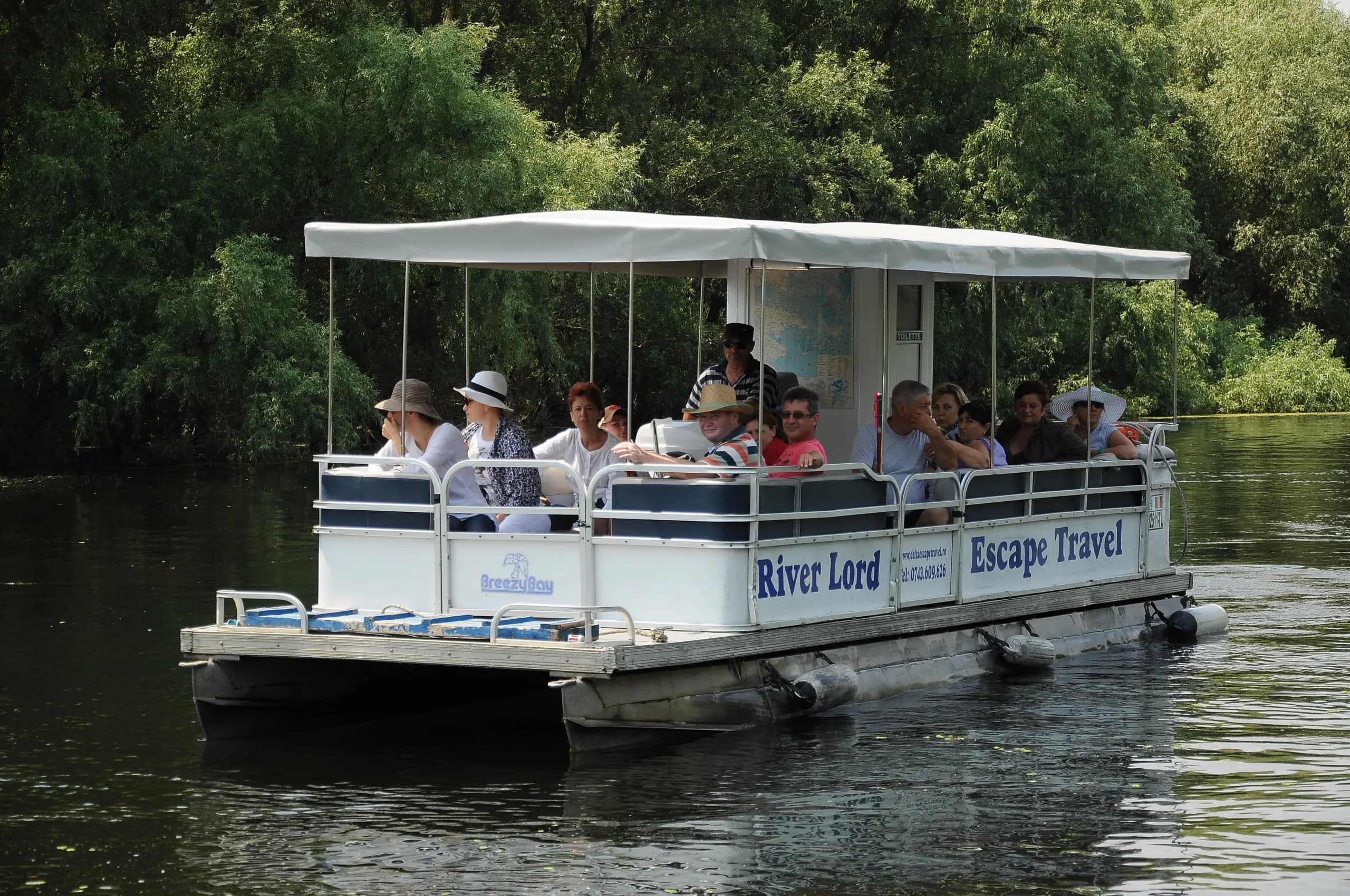 Excursie cu barca pe râu, peisaj natural