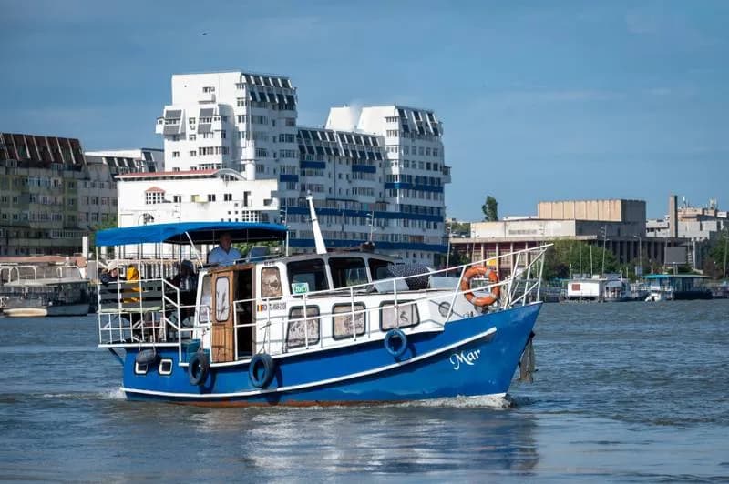 Excursie lenta 3-4 ore in  Deltei Dunării cu vaporașul MAR!