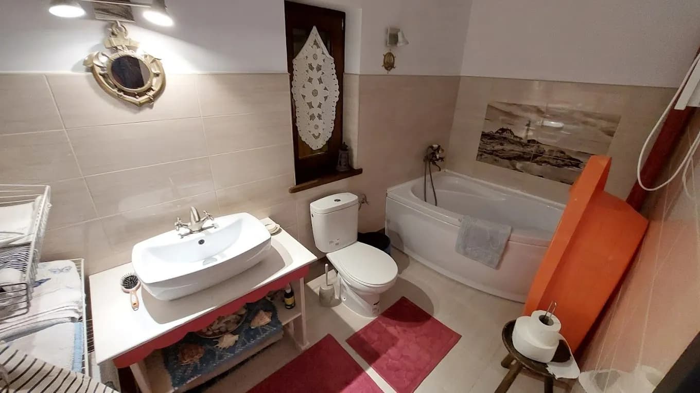 Baie luminoasă cu cadă și lavoar modern