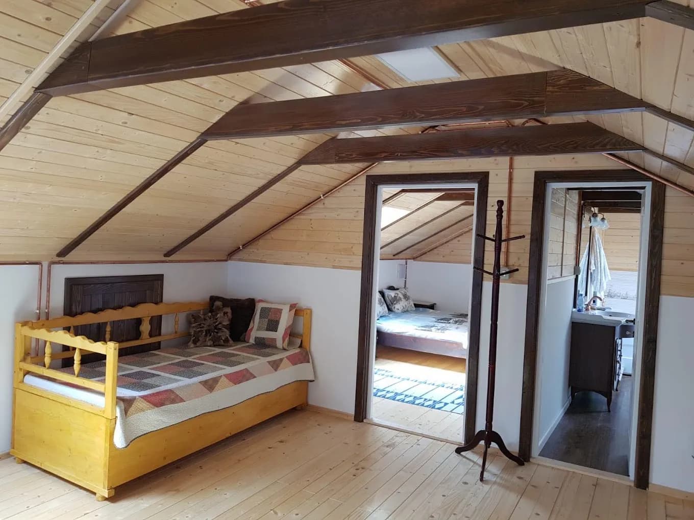 Mansardă rustică cu pat și dormitor alăturat