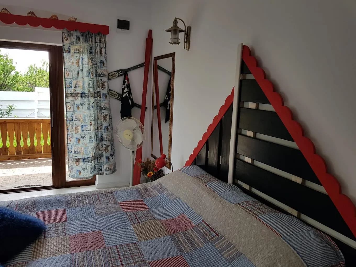 Dormitor rustic cu pat și balcon.