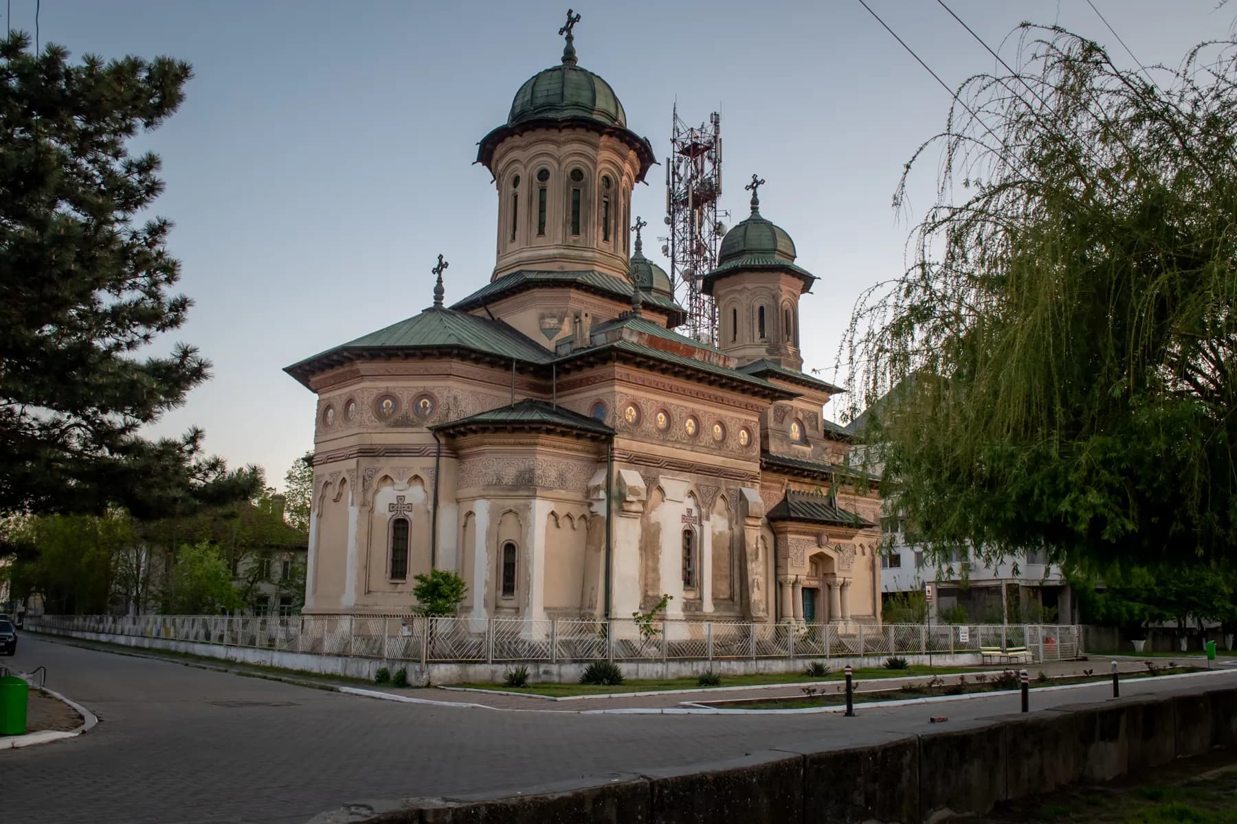 Biserică ortodoxă tradițională în România la apus.