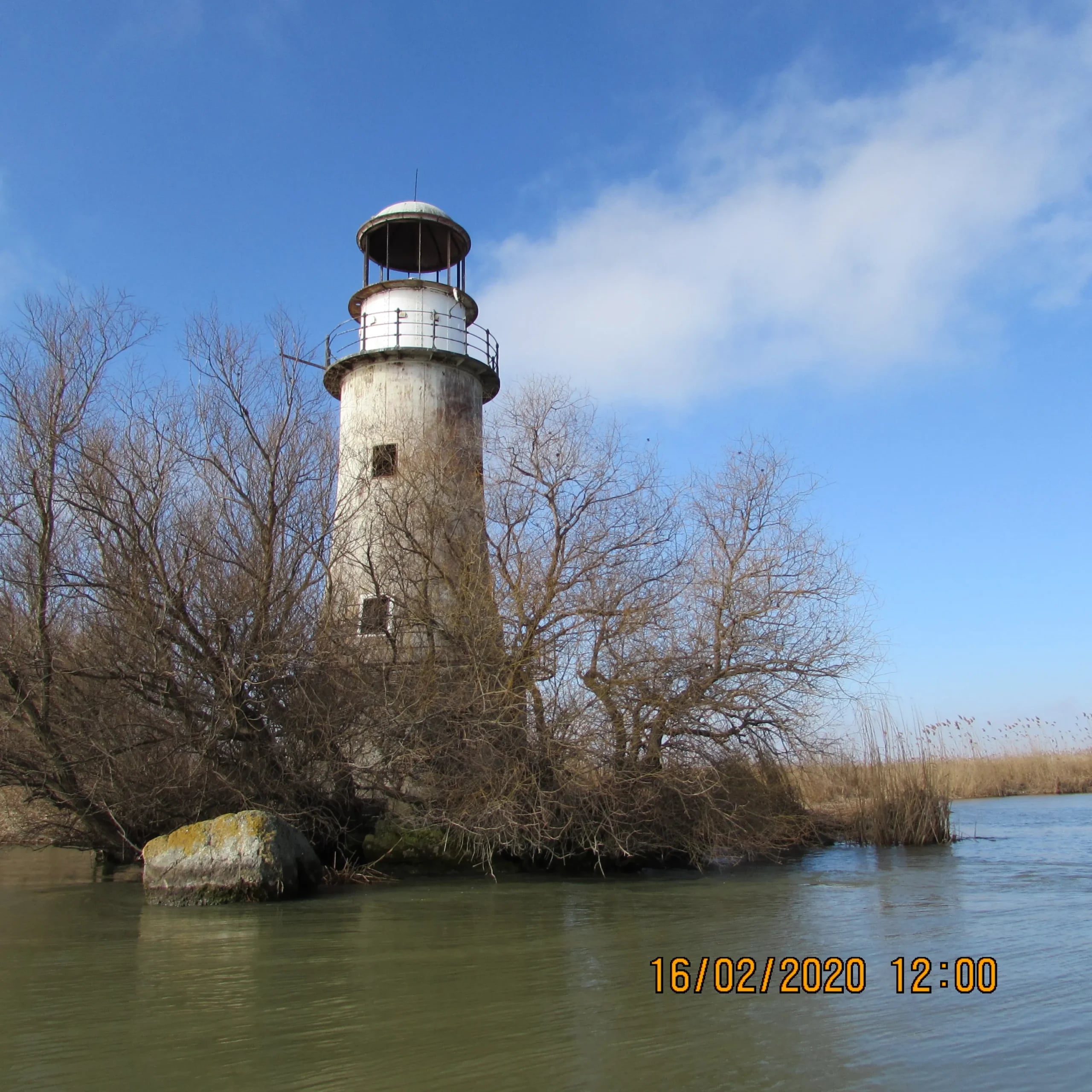 Far vechi pe malul apei, iarnă.
