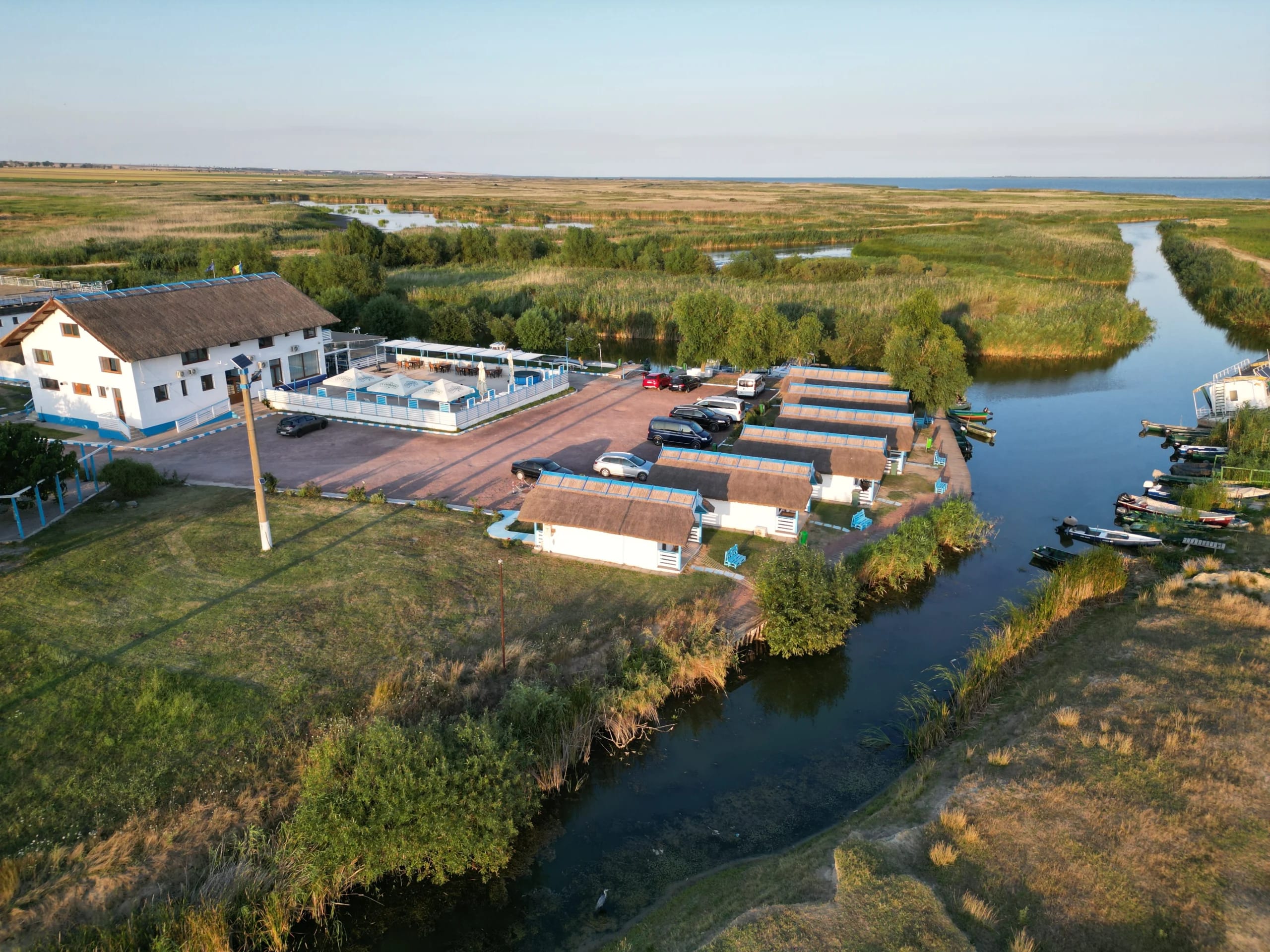 Apartamente în pensiune cu vedere către lac